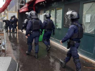 Мужчина с мачете напал на людей возле редакции Charlie Hebdo в Париже, есть пострадавшие