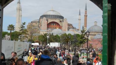 Центр Стамбула встал в огромной пробке после ДТП с трамваем
