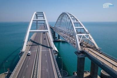 Четыре человека застряли на лодке под Крымским мостом