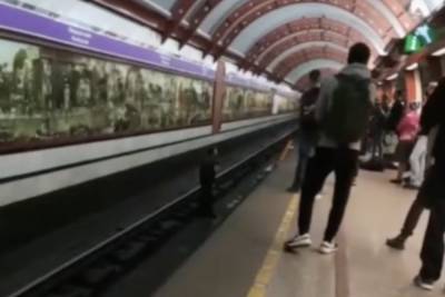 Нетрезвый мужчина упал на пути петербургской станции метро «Обводный канал»