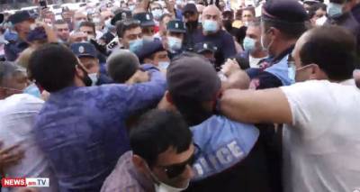 Между полицейскими и сторонниками Царукяна возле здания суда произошла потасовка - видео