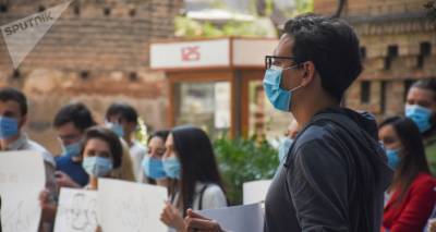 "Хочу учиться!" - грузинские студенты провели акцию протеста перед зданием Минобразования