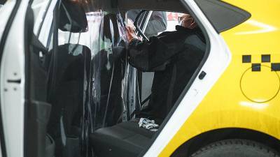 В Москве в такси вновь установят перегородки между водителем и пассажиром