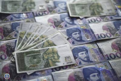 Перед выходными лари снова подешевел по отношению к доллару и евро