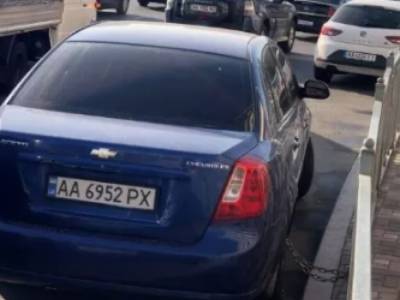 Водитель Сhevrolet приковал к забору свой автомобиль в Киеве