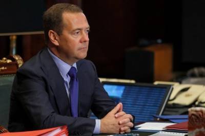 Медведев поддержал предложение назвать улицы в честь погибших из-за COVID врачей