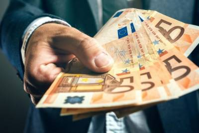 Эксперт рассказал о причинах и последствиях скачка курса евро
