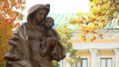 Автор памятника Матери о скульптуре: Святая Мария с Христом