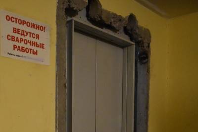 В Петербурге во время ремонта лифта обрушилась часть стены дома