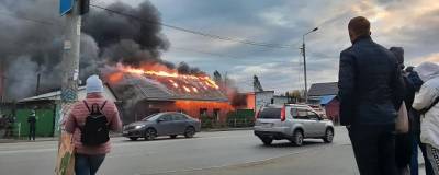 В Омске 46 пожарных три часа тушили частный дом