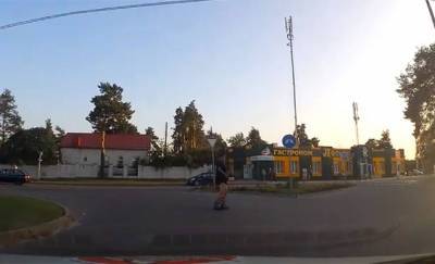 Видеофакт: В Гомеле мужчина ходил по проезжей части со спущенными штанами