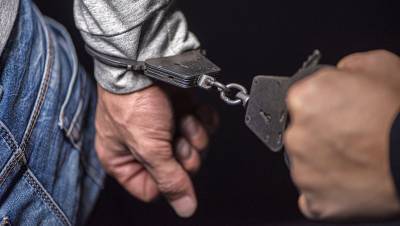 В Магадане полицейские украли у пьяного мужчины 300 тысяч рублей