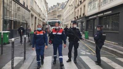 Глава МВД Франции назвал терактом резню в центре Парижа
