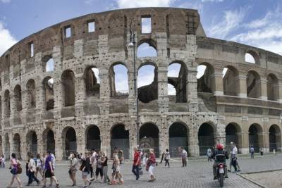 Туристу пригрозили арестом за порчу римского Колизея