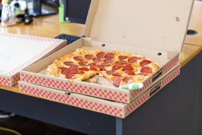 Пользователи соцсетей собрали $12 тыс. для пожилого доставщика пиццы