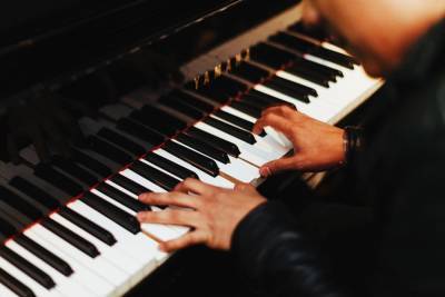 Петербургский музыкант собирается 50 часов не прерываясь играть на пианино