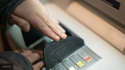 Эксперт дал советы на случай "застревания" карты в банкомате
