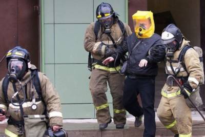 В Кузбассе пожарные спасли мужчину из горящей квартиры
