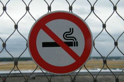 С 2021 года в России запретят курить в медучреждениях и местах торговли