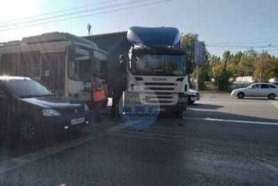 В Челябинске столкнулись троллейбус и фура