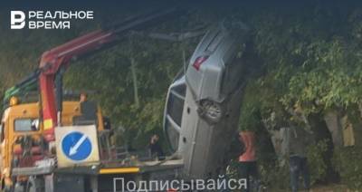 В Казани эвакуатор уронил иномарку при погрузке