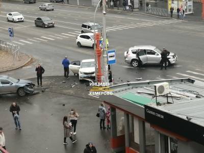 Автомобили не смогли разъехаться на проспекте Ленина в Кемерове