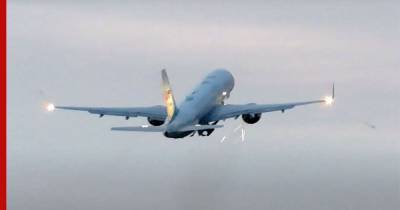 В сети появилось видео столкновения птицы с самолетом Майка Пенса