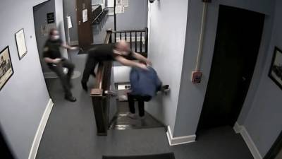 Дерзкий побег из зала суда попал на видео