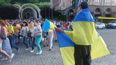 Азаров заявил о деградации украинцев и сравнил их с туземцами