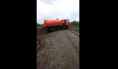 Депутат Викуловского сельского поселения сливает жидкие отходы в поле