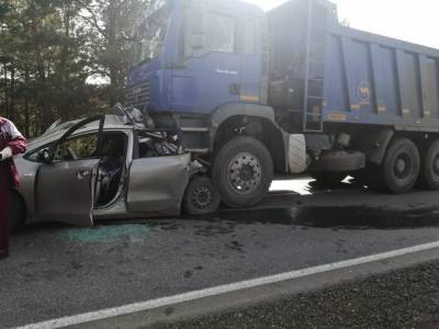 В Башкирии в жутком ДТП с грузовиком скончались два человека