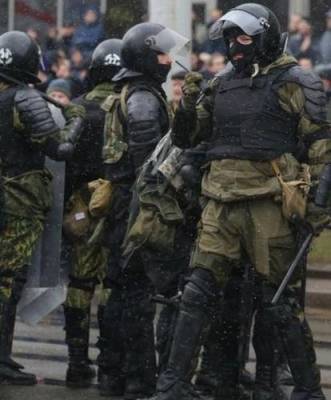 В Минске «слили» адрес ОМОНовца, который руководил разгонами митингов и оставили ему на подъезде записку