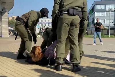 В центр Минска стянули силовиков, начались задержания