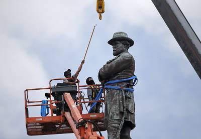 За время беспорядков в США снесли десятки памятников Колумбу