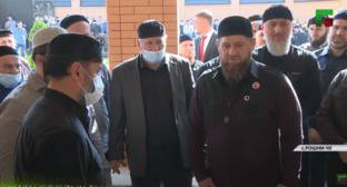 Кадыров проигнорировал масочный режим на похоронах депутата Госдумы Агаева