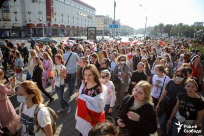 В Беларуси силовики задерживают участниц женского марша