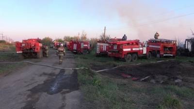 Вспыхнувшая сухая трава и ветер привели к крупному пожару в воронежском селе - vestivrn.ru - район Новохоперский