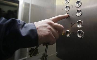 В Московской финансово-юридической академии студенты больше часа провели в застрявшем лифте