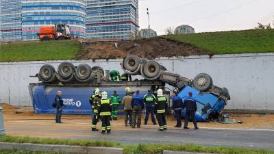 Многотонный грузовик с песком перевернулся в Москве (видео)