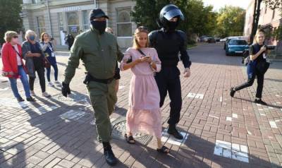 В Минске снова незаконный «женский марш», милиция снова задерживает