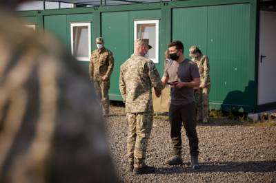 Зеленский в Донецкой области поел борща с солдатами и вручил им награды