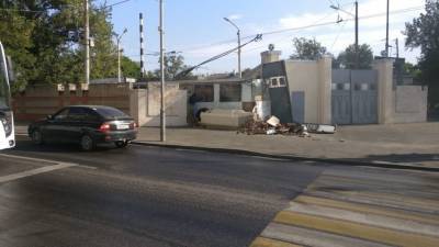 Водитель троллейбуса протаранил кирпичную стену в Ростове