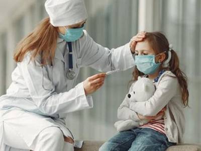 Врач-инфекционист рассказал, чем отличаются симптомы коронавируса у детей и взрослых