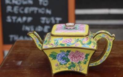В Британии крохотный чайник продали за $500 тысяч