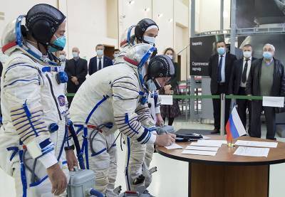 Российским космонавтам выдадут оружие