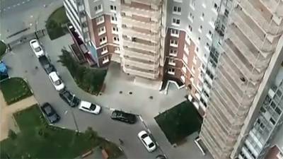 Мужчина открыл огонь из автомата Калашникова из окна дома под Москвой