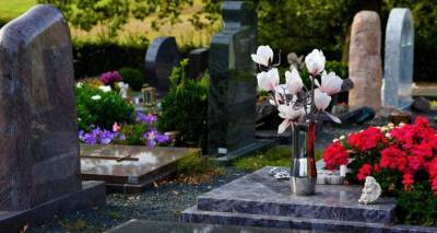 Из Латвии уехали, за могилой не ухаживают: проблема заброшенных мест на кладбищах в Риге