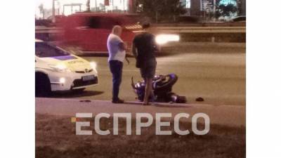 В Киеве Skoda "подрезала" мотоцикл, двое пострадавших в тяжелом состоянии