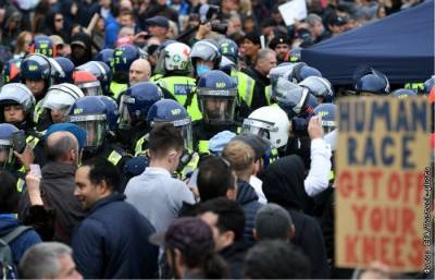 В Лондоне на акции против COVID-ограничений произошли стычки с полицией