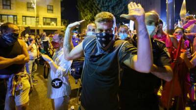 Митинги протеста в Иерусалиме и Кейсарии: стычки с полицией, угрозы минздрава